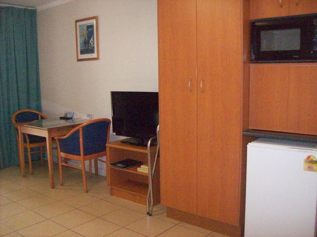 South Gladstone Motel Room photo